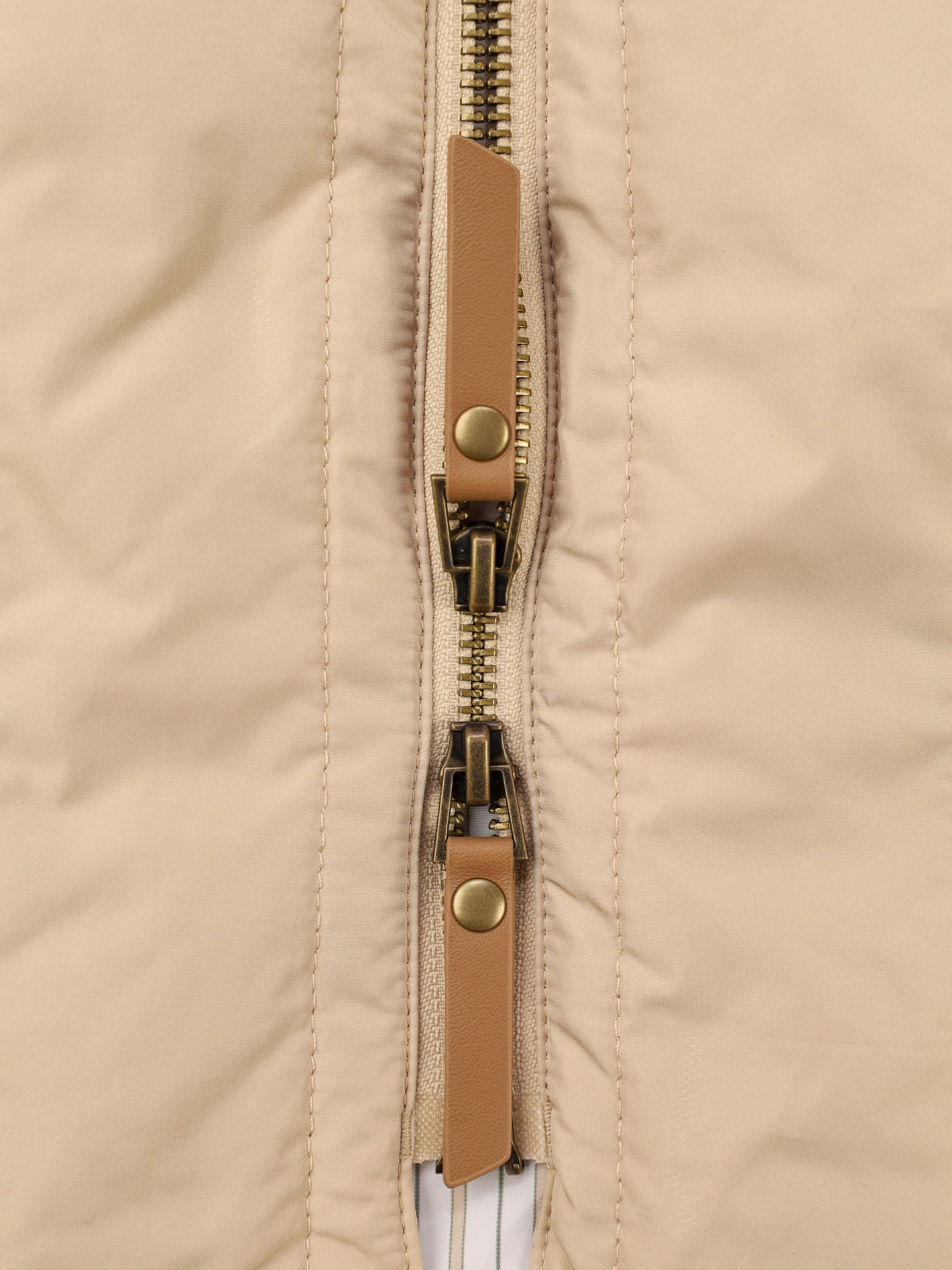 Пальто бежевого цвета прямого кроя